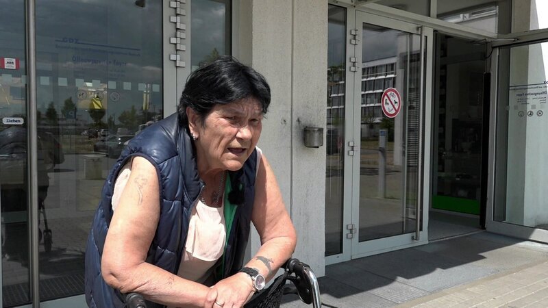 Gesundheitliche Baustellen machen Reginas Leben schwer. – Bild: RTL Zwei