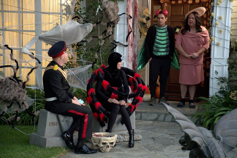 L-R: Mitchell Pritchett (Jesse Tyler Ferguson), Claire Dunphy (Julie Bowen), Phil Dunphy (Ty Burrell), Cameron Tucker (Eric Stonestreet) – Bild: Comedy Central /​ TONY RIVETTI JR., SMPSP