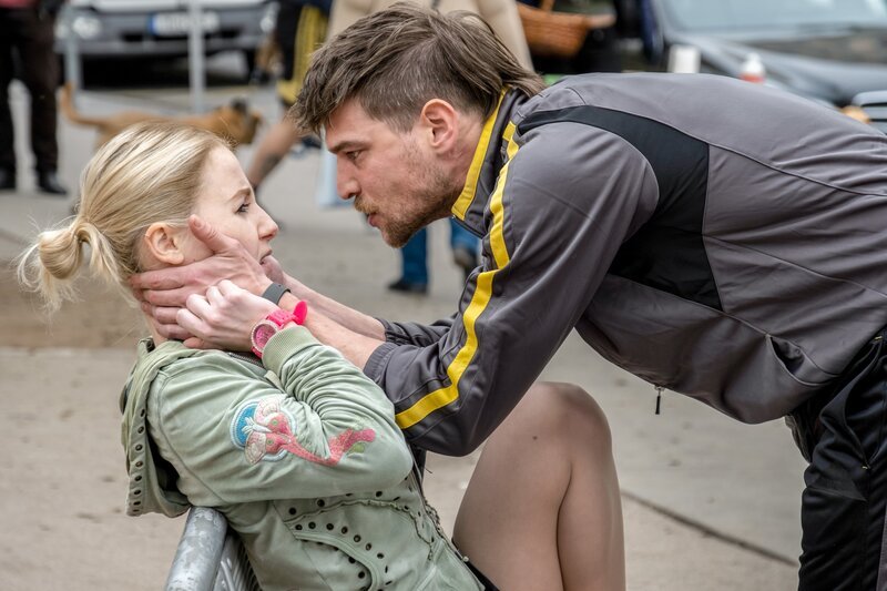 Martin Höller (Robert Finster, r.) ist mit seiner Freundin (Komparsin, l.) im Clinch. – Bild: ORF 1