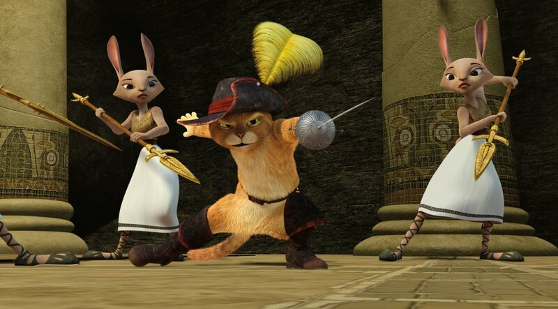 Der gestiefelte Kater (mittig) stellt sich bei der Königin der Megamikras vor und demonstriert zur Unmut der Wächterinnen sein Können. – Bild: ORF/​Universal