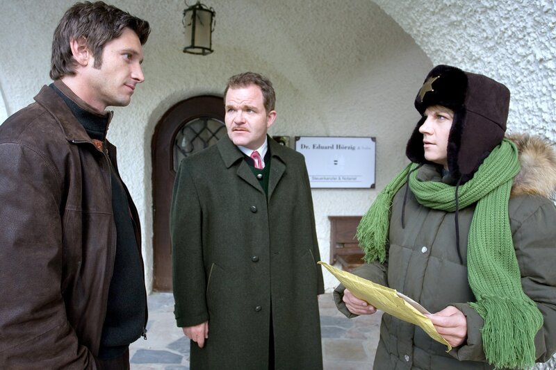 „Soko Kitzbühel“, „Fun-Park.“ Just als für Patrik Friedl alles zum Besten steht, wird der ehemalige Profi-Snowboarder aus dem Leben geschossen. Von einem Scharfschützen. Bei einem Sprung auf der Piste. Wurde der junge Unternehmer Opfer eines Grundstückstreits? Hat ihn seine Frau hintergangen? Oder wollte der Grundstücksbesitzer von seinem Vertrag zurücktreten – auf „illegalem“ Weg? Nichts von alledem, findet die SOKO heraus und beginnt sich intensiv mit der Vergangenheit aller Beteiligten zu beschäftigen. Mit einer gemeinsamen Vergangenheit. Auch Klaus holt seine jüngste Vergangenheit ein: Am Rande der Ermittlungen gesteht er Karin, dass er Vater wird. Im Bild (v.li.): Andreas Kiendl (Klaus Lechner), Cornelius Obonya (Georg Hörzig), Kristina Sprenger (Karin Kofler). – Bild: ORF/​BEO-Film/​Stella von Saldern