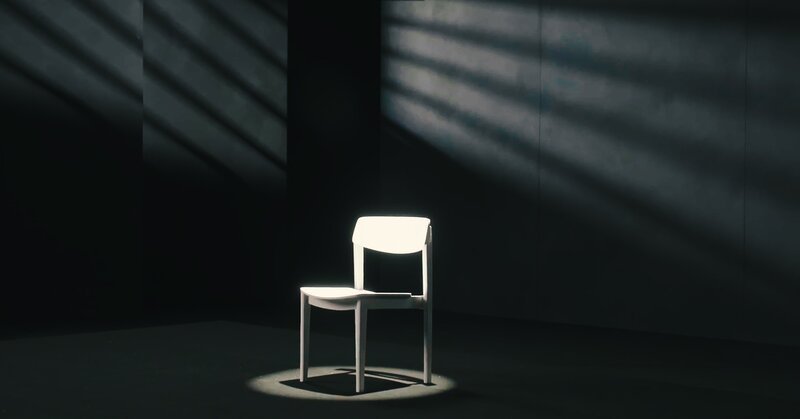 Ein leerer weißer Stuhl im Studio – stellvertretend für all die Frauen, die nicht mehr sprechen können, weil sie getötet wurden. – Bild: ZDF und Sebastian Klatt