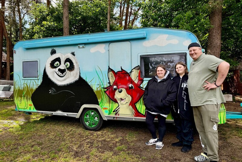 Jasmin, Alina und Sven Ruby vor ihrem bunten Wohnwagen. – Bild: WDR/​Sagamedia Film- Fernsehproduktion GmbH