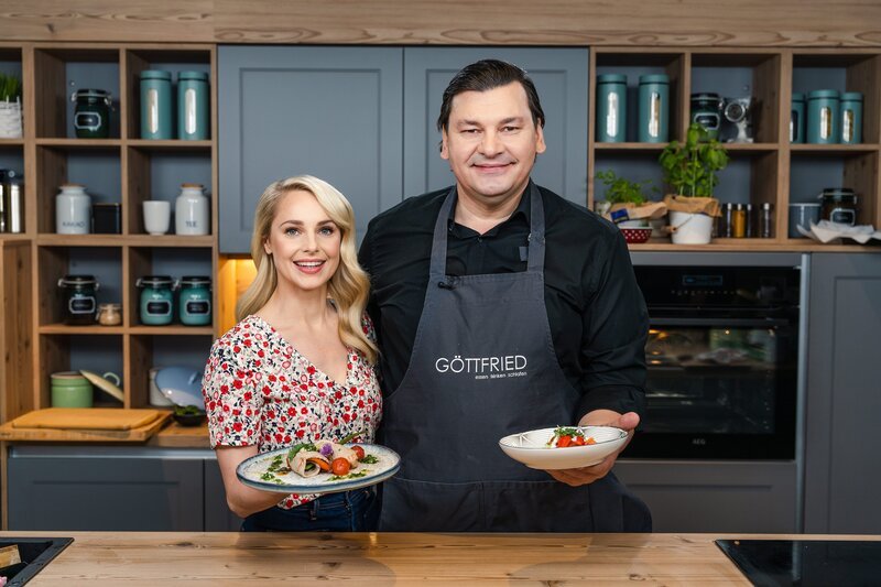 Silvia Schneider, Christian Göttfried. („Paillard vom Kalb. Paprika. Zucchini. Petersilpesto“ und „Couscous. Staudensellerie. Erdbeeren.“). – Bild: ORF / Lura Media / Simeon Baker Silvia Schneider, Christian Göttfried. („Paillard vom Kalb. Paprika. Zucchini. Petersilpesto“ und „Couscous. Staudensellerie. Erdbeeren.“). – Bild: ORF / Lura Media / Simeon Baker