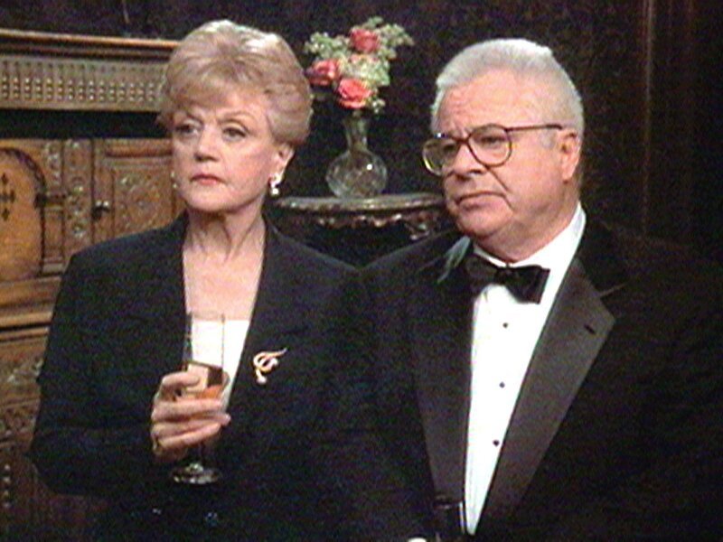 Jessica (Angela Lansbury) und Seth (William Windom) sind zur Dinnerparty einer befreundeten Schriftstellerin eingeladen worden. – Bild: Sat.1 Gold