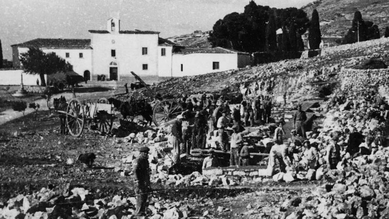 Kloster Santa Maria delle Grazie historisch (Außenansicht des Klosters um1900). – Bild: ORF/​Cornelia Vospernik/​Padre Pio TV