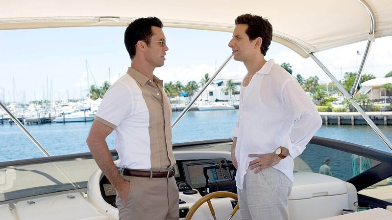 Tom Strickler (Ben Shenkman, r.), selbsternannter Vermittler für Aufträge an Spione, schlägt ungewöhnliche Wege ein, um Michael Westen (Jeffrey Donovan) für sich zu gewinnen. – Bild: RTL /​ 20th Century Fox