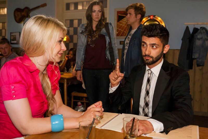 Katja und Can werden eifersüchtig wegen der Business-Dates des jeweils anderen (v.l.): Susanne Carstens (SarahThonig), Katja Bergmann (Anna-Katharina Samsel), PT-Kunde André (Komparse) und Can (Volkan Isbert). – Bild: RTL /​ Kai Schulz