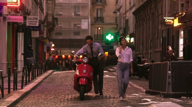 Paris, Montmartre, Frühling. Suzanne (Suzanne Lindon, r) ist 16 Jahre alt, und ihre Altersgenossen langweilen sie zutiefst. Auf ihrem Weg zur Schule kommt sie jeden Tag an einem Theater vorbei. Dort begegnet sie dem 35-jährigen Schauspieler Raphaël (Arnauld Valois). – Bild: WDR/​Avenue B Production