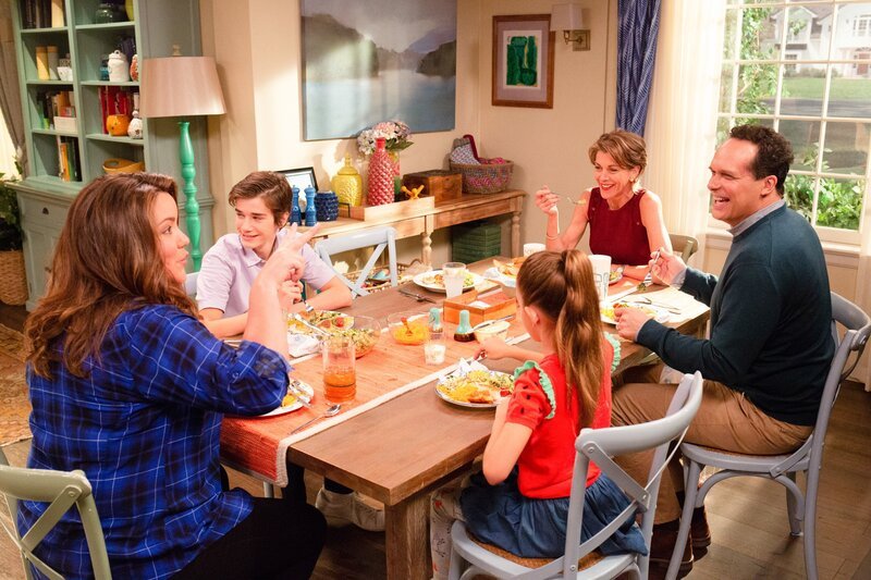 (v.li.): Katy Mixon (Katie Otto), Daniel DiMaggio (Oliver Otto), Julia Butters (Anna-Kat Otto), Wendie Malick (Kathryn), Diedrich Bader (Greg Otto). – Bild: ORF/​Disney/​ABC/​Michael Ansell