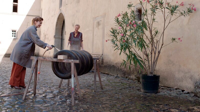 Heute sollen alte Autoreifen upgecycelt werden. Dafür reinigt sie Moderatorin Victoria Beyer (l) zuerst. – Bild: WDR/​Encanto Film- und Fernsehproduktions GmbH