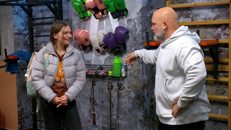 Joanna ist erleichtert, als sie erfährt, dass Alex und Maurice die Brandstiftung auf sich genommen haben. Doch als Karim andeutet, Joe habe dafür sicher einen Preis gezahlt, wird Joanna unsicher – und wenig später kippt die Freude. – Bild: RTLZWEI