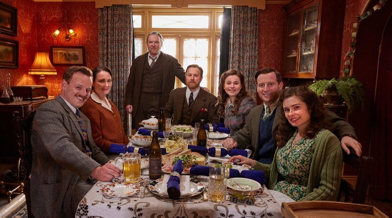 v.l.n.r. Tristan Farnon (Callum Woodhouse), Mrs.Hall (Anna Madeley), Richard Alderson (Tony Pitts), Siegfried Farnon (Samuel West), Jenny Alderson (Imogen Clawson), James Herriot (Nicholas Ralph) und Helen Herriot (Rachel Shenton) – Bild: WDR/​Playground & All3Media International/​Helen Williams