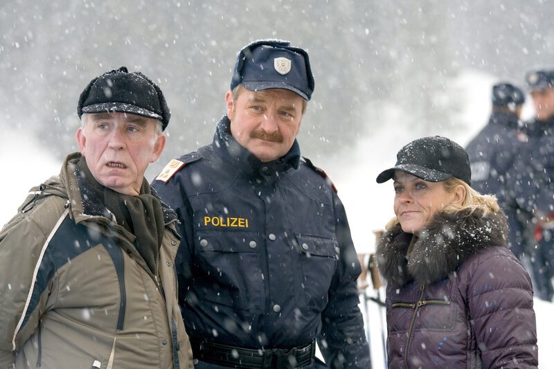 „Soko Kitzbühel“, „Herzflimmern.“ Während einer Autofahrt kommt Bernhard Krüger von der Straße ab und prallt mit seinem Wagen gegen eine Schneewehe. In Krügers Blut und Magen werden Spuren von Schlafmitteln und Tranquilizern gefunden. – Bild: ORF