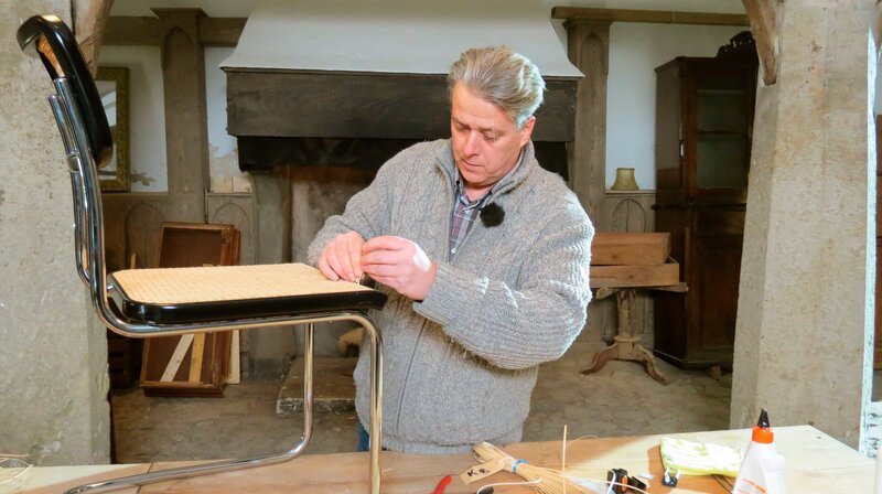 Korbmacher Eugen Keusch nimmt letzte Arbeiten am Freischwinger vor. – Bild: WDR/​Encanto Film- und Fernsehproduktions GmbH