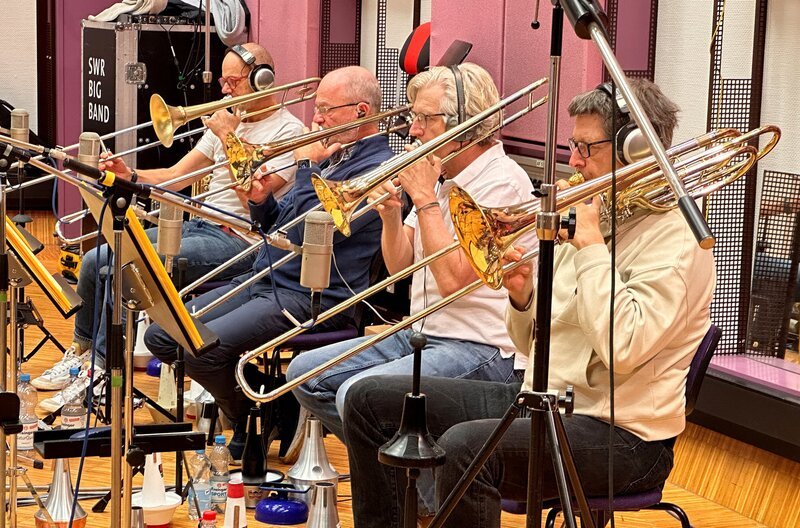 Jazz, Soul und Sound – die legendäre SWR Big Band feiert ihr 75jähriges Jubiläum! Das Team um Regisseur Reinhard Kungel begleitet die Ausnahme-Band auf Deutschlandtournee mit Max Mutzke. – SWR Big Band bei den Proben – Bild: SWR/​Reinhard Kungel