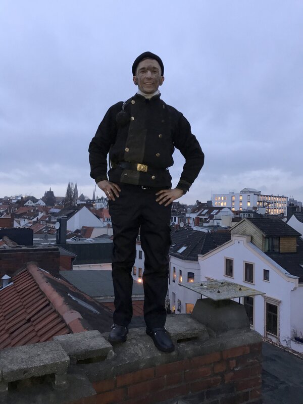 „pur+“-Moderator Eric Mayer begibt sich in schwindelerregende Höhen, um als Schornsteinfeger Kamine zu kehren. – Bild: ZDF/​Eva Werdich