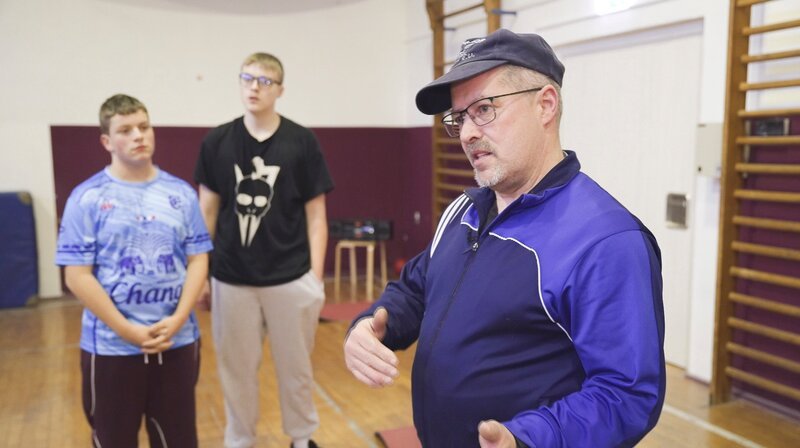 Silvio Koob leitet das Kindertraining – häufig mit Parcours – Bild: MDR/​Mathias Schaefer