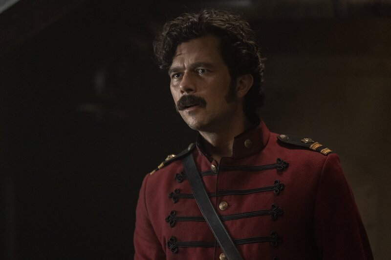 Captain Millais (Luke Arnold) will herausfinden, was Nemo wirklich mit der Nautilus vorhat. – Bild: ZDF und Vince Valitutti/​Disney+