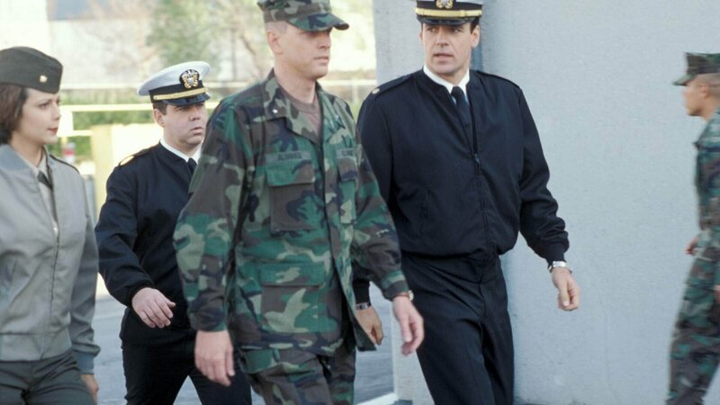 V.l.: Sarah MacKenzie (Catherine Bell), Bud Roberts, Jr. (Patrick Labyorteaux), Harmon Rabb, Jr. (David James Elliott), Brigadier General Albanese (Pat Skipper) – Bild: RTL /​ CBS Studios Inc.