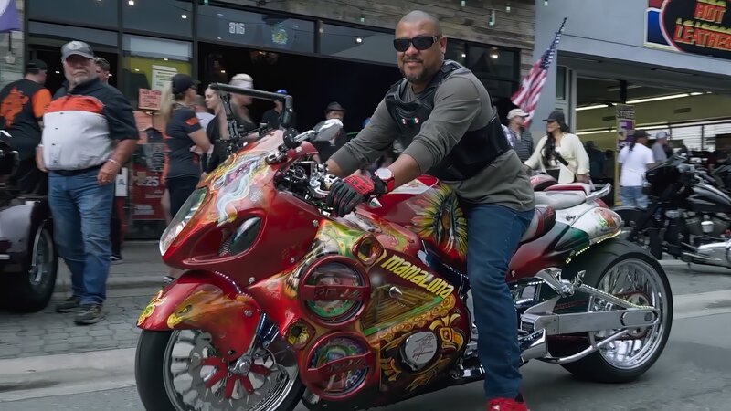 Tausende Biker erobern während dieser Zeit die Straßen von Daytona Beach. – Bild: ZDF und Pallas TV