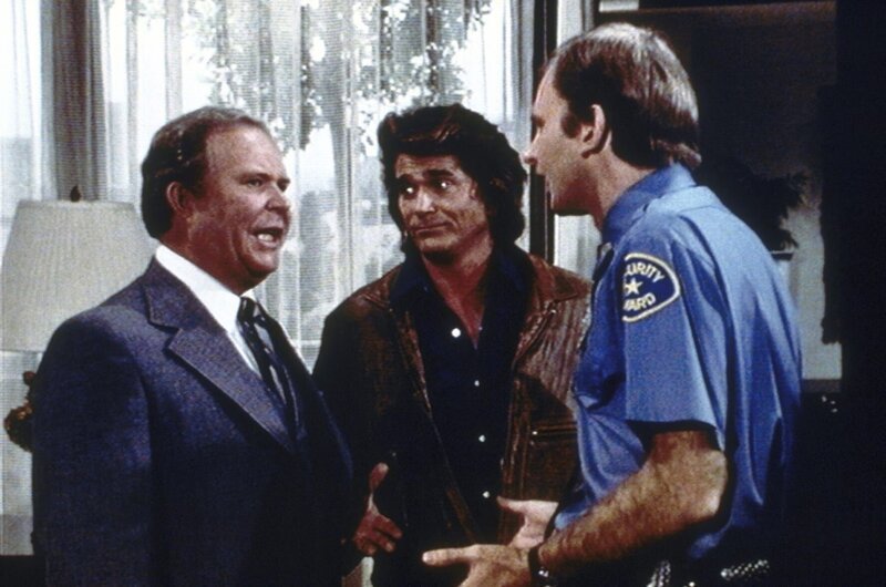 Irritiert muss Melvin Rich (Ned Beatty, l.) feststellen, dass Jonathan (Michael Landon, M.) von seinen Sicherheitsleuten weder gehört noch gesehen wird. – Bild: Worldvision Enterprises, Inc.