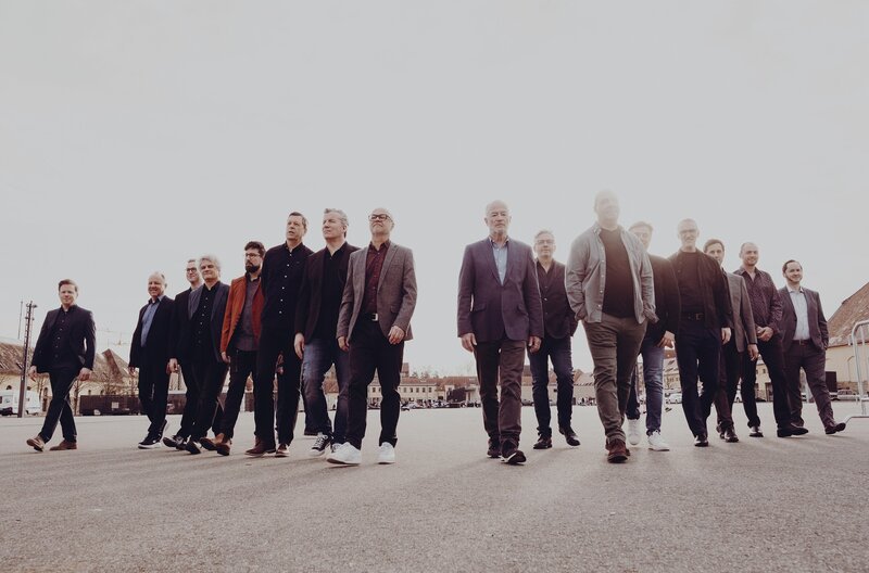 Jazz, Soul und Sound – die legendäre SWR Big Band feiert ihr 75jähriges Jubiläum! Das Team um Regisseur Reinhard Kungel begleitet die Ausnahme-Band auf Deutschlandtournee mit Max Mutzke, wo Groove, Stimmung und orchestrale Wucht zu elektrisierenden Konzertmomenten verschmelzen. – SWR Big Band – Bild: SWR/​Lena Semmelroggen