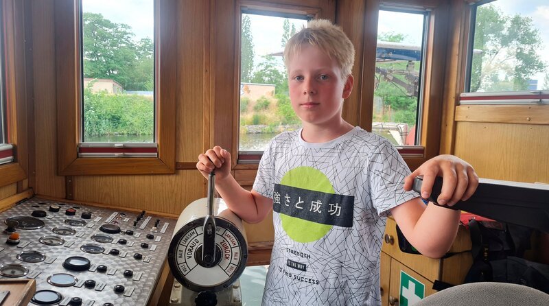 Friedrich im Steuerhaus des Schleppers – Bild: rbb/​Preuss Filmproduktion Berlin