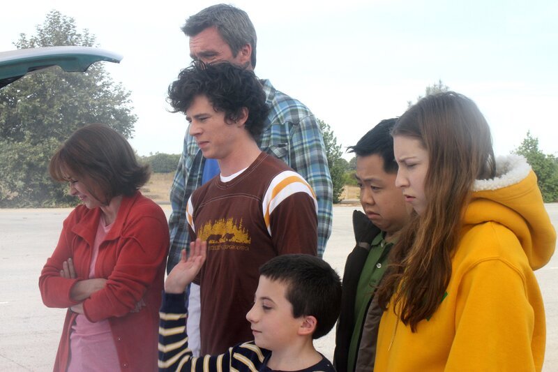 Frankie (Patricia Heaton, l.) und Mike (Neil Flynn, 2.v.l.) planen extra für ihren Austauschstudenten Takayuki (Matthew Moy, 2.v.r.) zusammen mit ihren Kindern Brick (Atticus Shaffer, 3.v.r.), Axl (Charlie McDermott, 3.v.l.) und Sue (Eden Sher, r.) einen Familienausflug, um dem japanischen Studenten Amerika etwas näher zu bringen … – Bild: Warner Brothers Lizenzbild frei