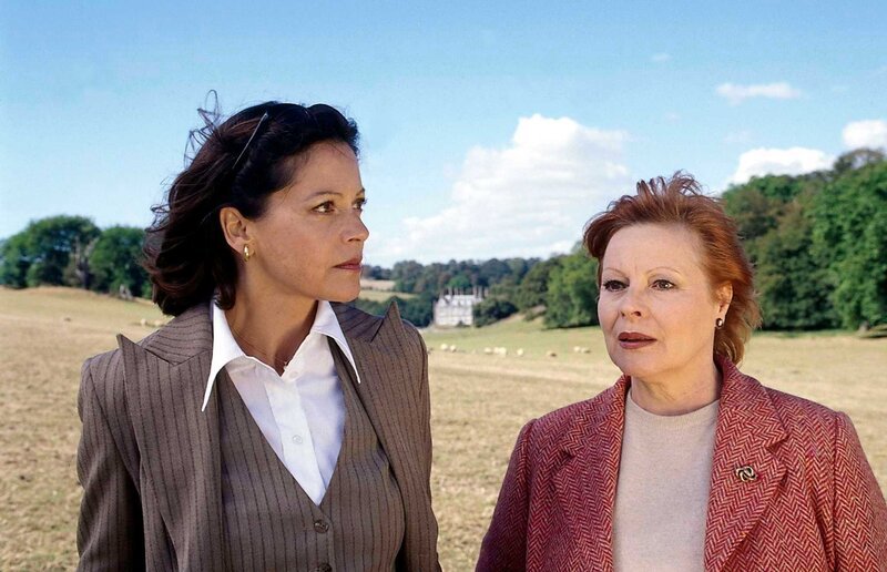 Geraldine (Angela Roy, li.) ist sehr verbittert, denn sie ist sicher, dass Hanna (Loni von Friedl) sie um die Liebe ihres Lebens gebracht hat. – Bild: ORF