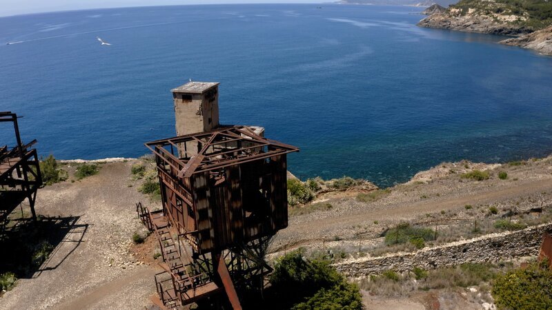 Nur wenige Urlaubsgäste, die Elba besuchen, wissen, dass hier bis in die 1980er Jahre Eisenerz abgebaut wurde. Tatsächlich befand sich hier im Osten der Insel die größte Grube Europas. Deshalb wurde Elba auch als das Ruhrgebiet Italiens bezeichnet. – Bild: RB, arte, Lür Wangenheim /​ ZDF
