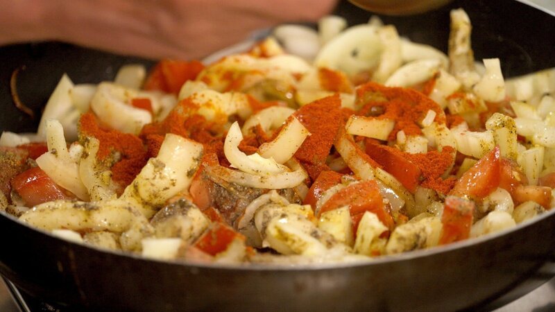 Die Zutaten zum Letscho für das Pusztaschnitzel von Tünde Bors. – Bild: ZDF/ORF/Produktion West/Gerhard Mader Die Zutaten zum Letscho für das Pusztaschnitzel von Tünde Bors. – Bild: ZDF/ORF/Produktion West/Gerhard Mader