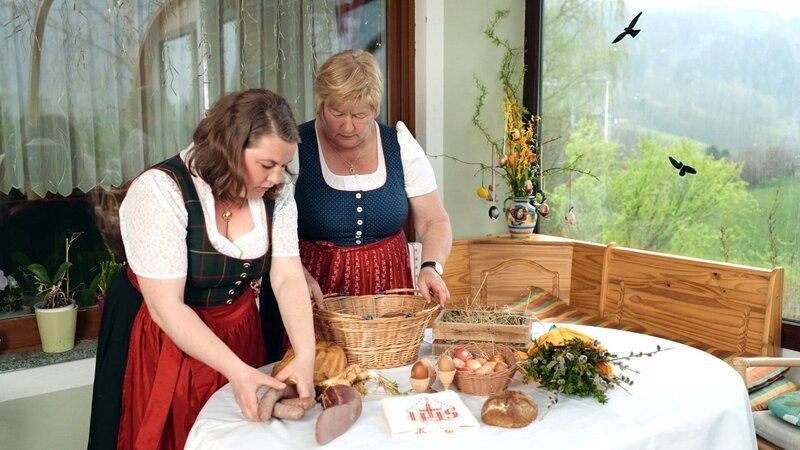 Im Gegendtal wird die Osterjause im Korb verstaut. – Bild: ZDF und ORF/​Alpha Vision Film- und Fernsehproduktion