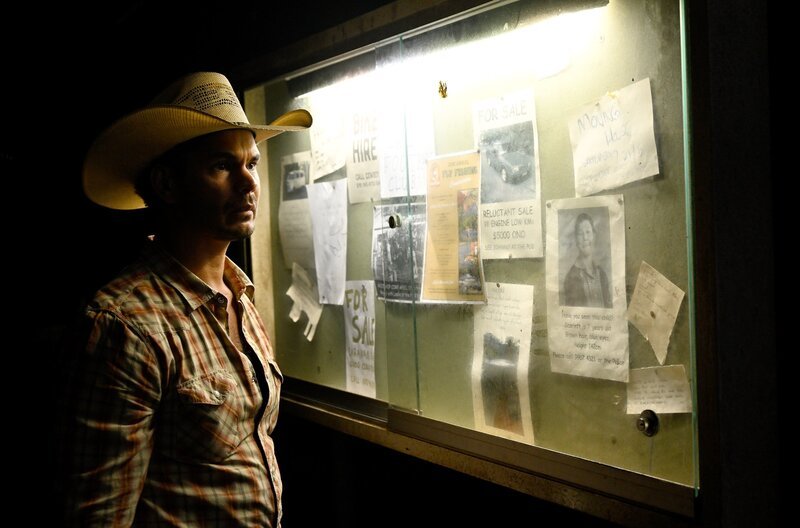 Auf der Suche nach dem Aborigine-Mädchen Scarlett läuft Detective Jay Swan (Mark Coles Smith) die Zeit davon. – Bild: All3Media International