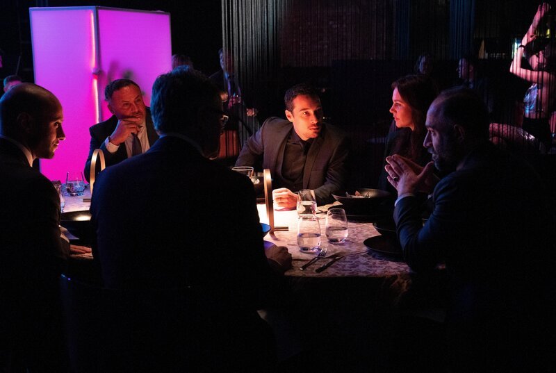 Patrick Reitwald (Marcus Mittermeier, 3.v.l.), Max van Veeren (Klaus Steinbacher, 3.v.r.) und Saskia Blankenstein (Felicitas Woll, 2.v.r.) versuchen den Deal mit dem Scheich (David A. Hamade, r.) abzuschließen. – Bild: ZDF und Bettina Müller