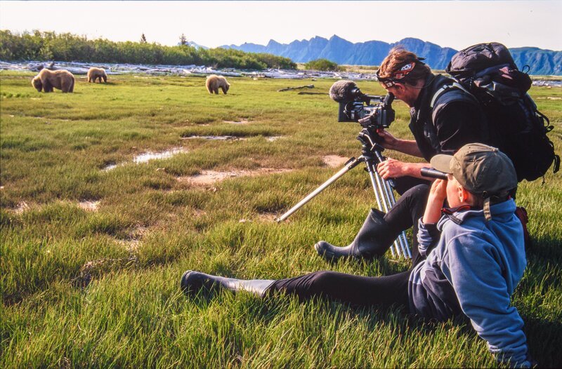 2003 leben Andreas Kieling (r.) und sein 9-jähriger Sohn Erik (l.) vier Monate lang in der Wildnis der Aleuten – mitten im Grizzlygebiet. Für beide bis heute eine prägende Erfahrung. – Bild: ZDF und Schoeller-Werk Hellenthal/​ Andreas Kieling Viking Film
