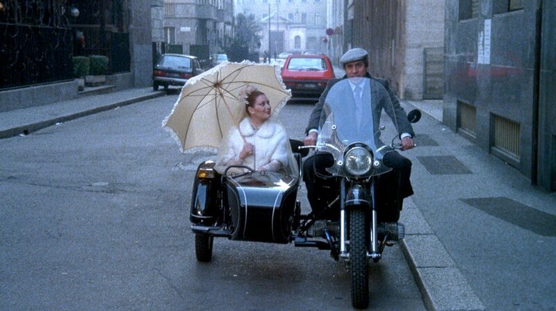 rbb Fernsehen ASSO – EIN HIMMLISCHER SPIELER, „ASSO“, am Sonntag (05.04.26) um 23:30 Uhr. Asso (Adriano Celentano) hat seine große Liebe Silvia (Edwige Fenech) geheiratet. (Lizenzende 31.08.2029) – Bild: rbb/​Cecchi Gori Group