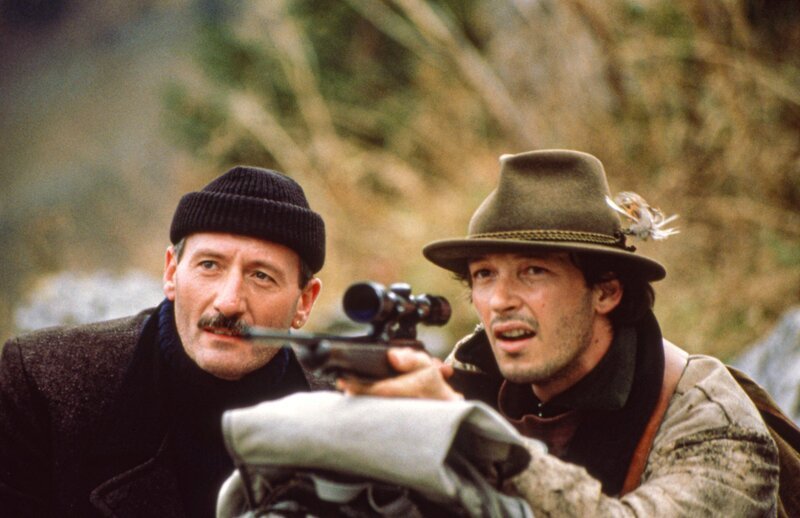 Beim gemeinsamen Wildern: Gerhard Windegger (Michael Roll) und Karl Krutzenbichler (Sepp Schauer). – Bild: ORF/​BR