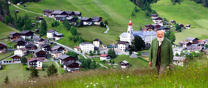 Sepp Forcher vor Maria Luggau. – Bild: ORF III