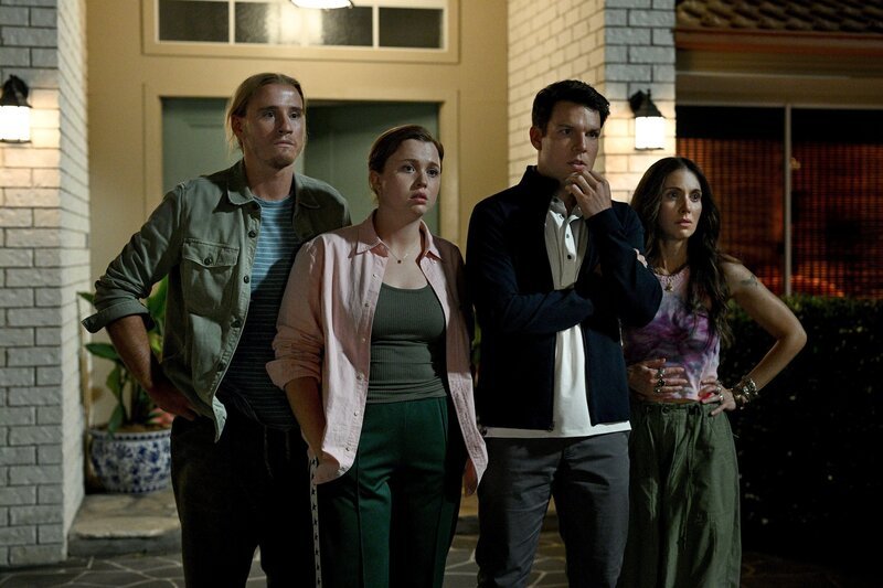 APPLES NEVER FALL -- „Joy“ Episode 107 -- Pictured: (l-r) Conor Merrigan-Turner as Logan, Essie Randles as Brooke, Jake Lacy as Troy, Alison Brie as Amy. – Bild: PEACOCK /​ Jasin Boland /​ Peacock TV LLC
