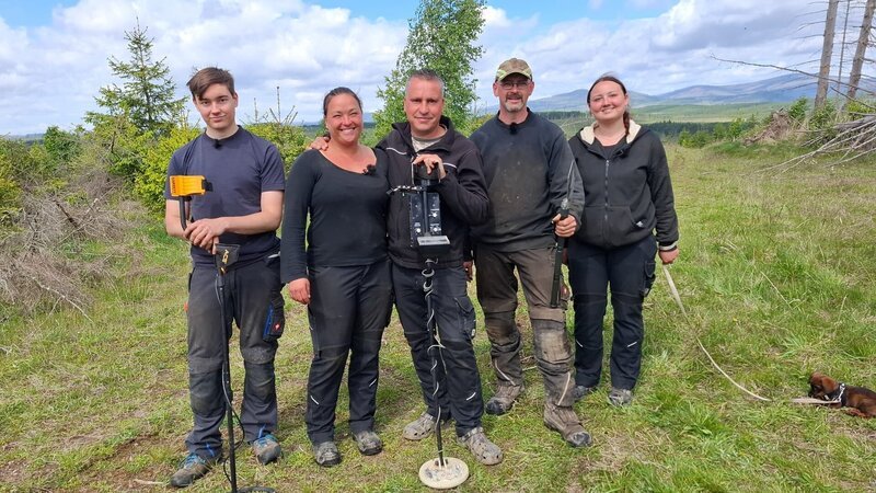 Benny Tronnier, Janine Vogel, Mario Tänzer, Michael Burkhoff, Emily Hildebrandt with baby dachshund and metal detectors in the Harz Mountains – Bild: Warner Bros. Discovery, Inc. or its subsidiaries and affiliates /​ Berit Hinnerks