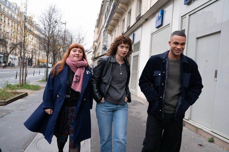 Louise (Liv Henneguier), Charlie (Clara Bretheau) und Nelson (Théo Christine, v.l.) – Bild: Stéphanie Branchu