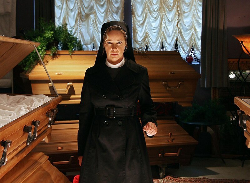 Neugier und Intuition führen Schwester Camilla (Ann-Kathrin Kramer) bei ihren Ermittlungen in ein Beerdigungsunternehmen. – Bild: ORF/​Johannes Krieg