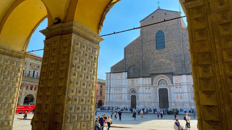 Die Emilia-Romagna ist eine italienische Region, die es lohnt zu entdecken. Während sich bei den Nachbarn in der Toskana die Touristen auf die Füße treten, geht es hier gemächlicher zu. Weite Landschaften, kleine Städte – es macht Spaß, sich im sogenannten „Bauch Italiens“ umzusehen. – Bologna Piazza Maggiore. – Bild: rbb/​Stephan Düfel