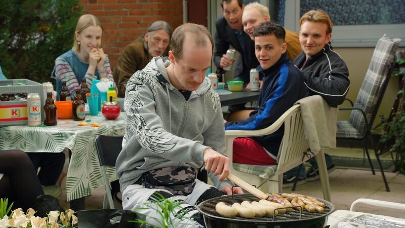 Vorne: Jonas Schulze (Merlin Sandmeyer). Hinter L-R: Lia (Marie Bloching), Wilhelm (Wolfgang Michael), Thorsten Kruse (Marc Hosemann), Titus (Bruno Alexander), Samy (David Ali Rashed), Peter( Ludger Bökelmann). – Bild: Amazon