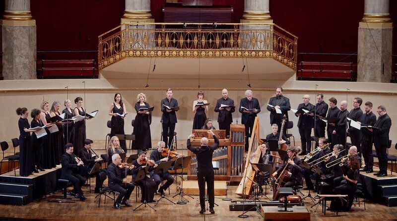 Das Ensemble La Fonte Musica präsentierte im Wormser Dom die Marienvesper von Claudio Monteverdi. Sie gilt als Summa und Vermächtnis von Monteverdis geistlicher Musik. – Bild: SWR/​Schwetzinger Festspiele /​ ZDF