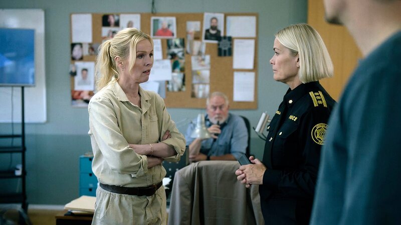 Fühlt sich zu Unrecht beschuldigt: Guðný (Elma Lísa Gunnarsdóttir, l.) versucht, sich vor Agnes (Jóhanna Vigdís Arnarsdóttir) zu verteidigen. – Bild: WDR/​Jóhann Máni Jóhannsson