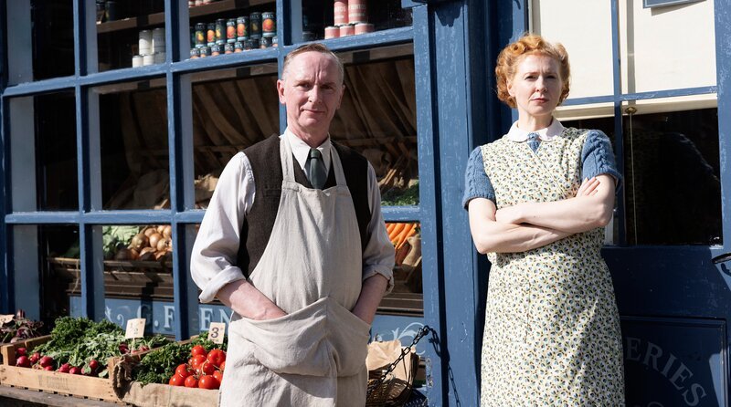 Mr. Jubb (Stefan Escreet, l.), Beryl Jubb (Rayyah McCaul, r.) – Bild: WDR/​Playground Television UK Ltd./​5 Broadcasting Limited/​Helen Williams