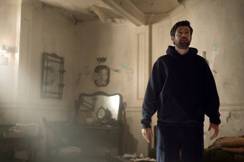 THE ’BURBS -- „Only One Way Out“ Episode 108 -- Pictured: Jack Whitehall as Rob (Photo by: Elizabeth Morris/​PEACOCK) – Bild: Peacock /​ Universal