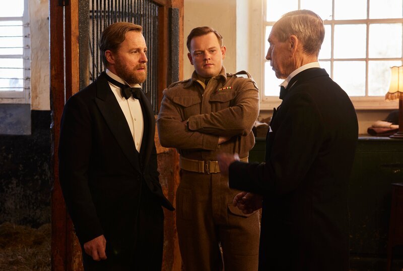 v.l.n.r.: Siegfried Farnon (Samuel West), Tristan Farnon (Callum Woodhouse), General Beauvoir (Jonathan Hyde) – Bild: WDR/​Playground Television UK Ltd./​Broadcasting Limited/​Helen Williams